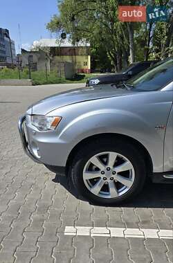 Внедорожник / Кроссовер Mitsubishi Outlander 2010 в 