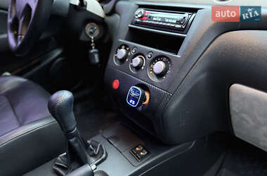 Внедорожник / Кроссовер Mitsubishi Outlander 2003 в 