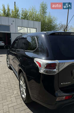 Внедорожник / Кроссовер Mitsubishi Outlander 2013 в 