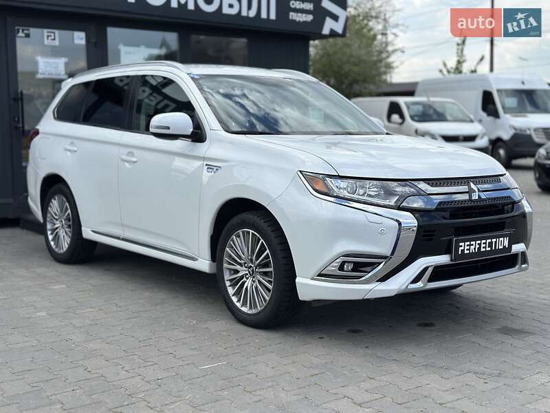 Позашляховик / Кросовер Mitsubishi Outlander 2021 в Чернівцях