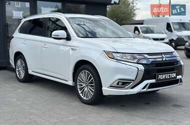 Позашляховик / Кросовер Mitsubishi Outlander 2021 в 