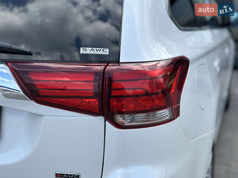 Позашляховик / Кросовер Mitsubishi Outlander 2021 в Чернівцях