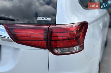 Позашляховик / Кросовер Mitsubishi Outlander 2021 в 