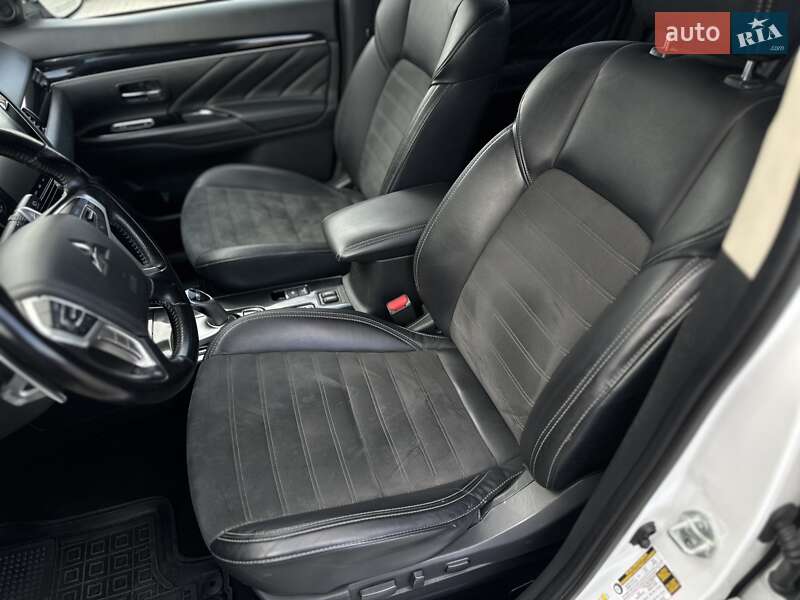 Позашляховик / Кросовер Mitsubishi Outlander 2021 в Чернівцях