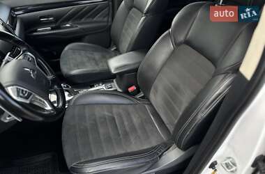 Позашляховик / Кросовер Mitsubishi Outlander 2021 в 