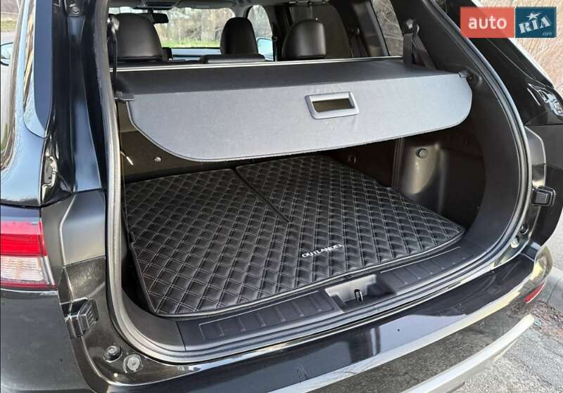 Позашляховик / Кросовер Mitsubishi Outlander 2023 в Кривому Розі