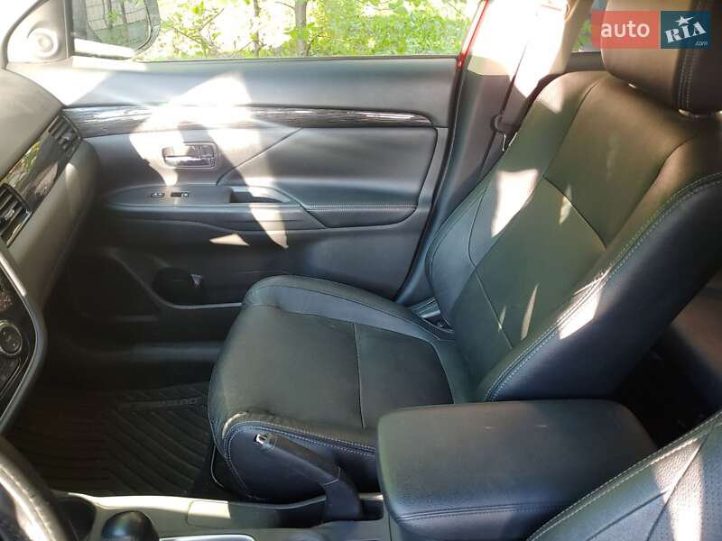 Позашляховик / Кросовер Mitsubishi Outlander 2015 в Києві