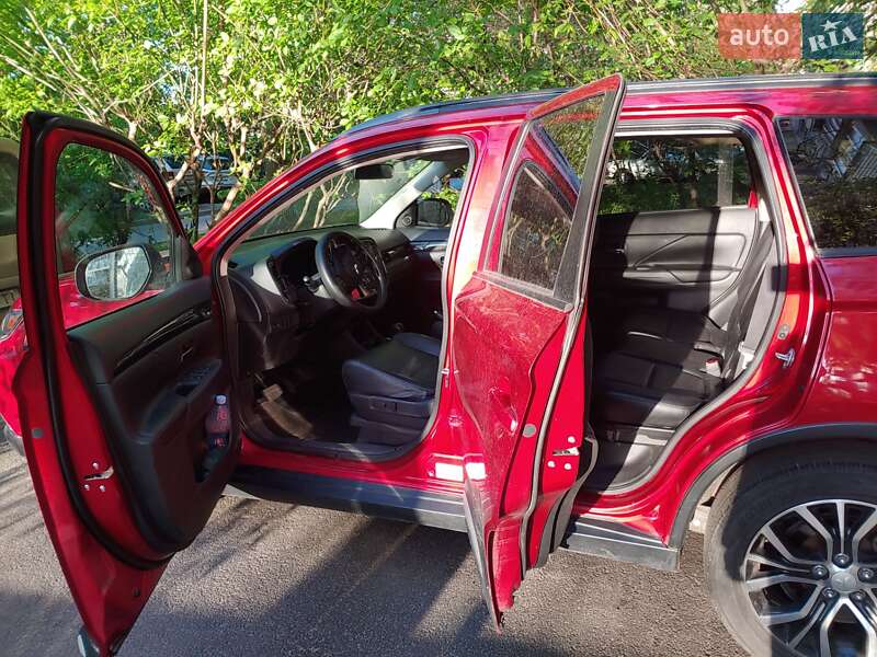 Позашляховик / Кросовер Mitsubishi Outlander 2015 в Києві