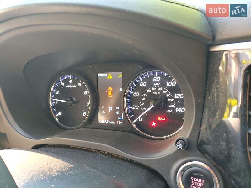 Позашляховик / Кросовер Mitsubishi Outlander 2015 в Києві