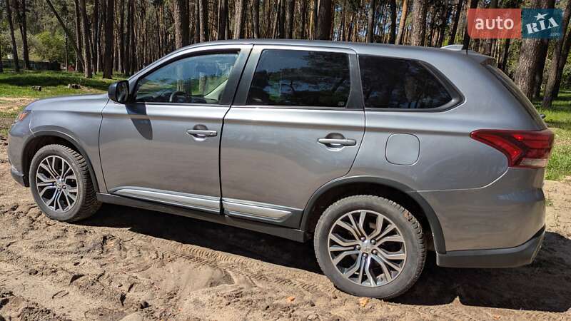 Внедорожник / Кроссовер Mitsubishi Outlander 2018 в 