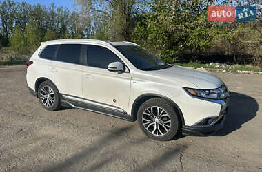 Позашляховик / Кросовер Mitsubishi Outlander 2017 в 