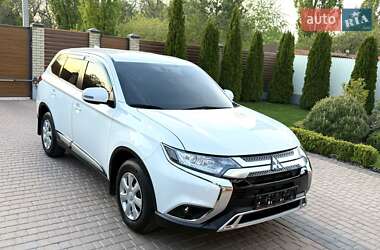 Позашляховик / Кросовер Mitsubishi Outlander 2021 в 