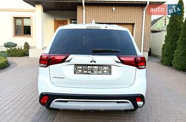 Позашляховик / Кросовер Mitsubishi Outlander 2021 в 