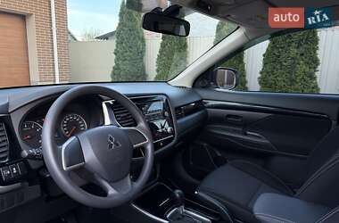 Позашляховик / Кросовер Mitsubishi Outlander 2021 в 