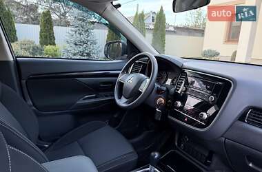 Позашляховик / Кросовер Mitsubishi Outlander 2021 в 