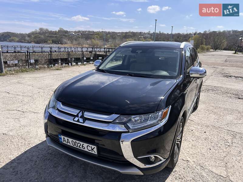 Внедорожник / Кроссовер Mitsubishi Outlander 2017 в 