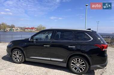 Внедорожник / Кроссовер Mitsubishi Outlander 2017 в 