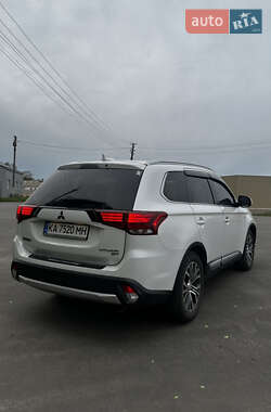 Внедорожник / Кроссовер Mitsubishi Outlander 2017 в 