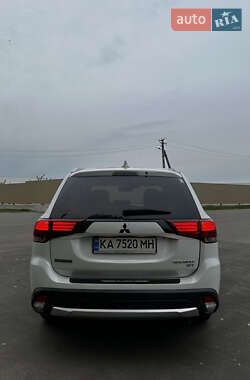 Внедорожник / Кроссовер Mitsubishi Outlander 2017 в 