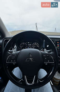 Внедорожник / Кроссовер Mitsubishi Outlander 2017 в 