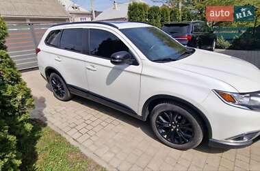 Позашляховик / Кросовер Mitsubishi Outlander 2018 в 