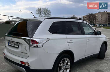 Внедорожник / Кроссовер Mitsubishi Outlander 2014 в 