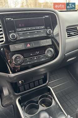 Позашляховик / Кросовер Mitsubishi Outlander 2017 в 
