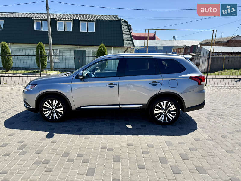 Внедорожник / Кроссовер Mitsubishi Outlander 2018 в 