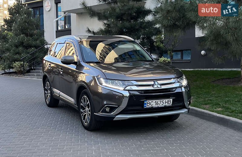 Внедорожник / Кроссовер Mitsubishi Outlander 2017 в 