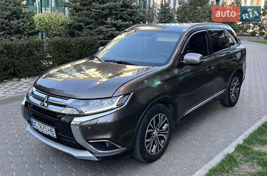Внедорожник / Кроссовер Mitsubishi Outlander 2017 в 