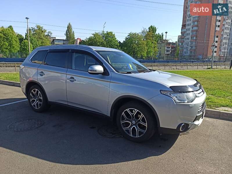 Внедорожник / Кроссовер Mitsubishi Outlander 2014 в 
