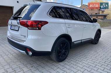 Позашляховик / Кросовер Mitsubishi Outlander 2015 в 