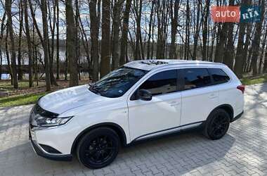 Позашляховик / Кросовер Mitsubishi Outlander 2015 в 