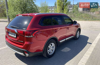 Позашляховик / Кросовер Mitsubishi Outlander 2016 в 