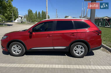 Позашляховик / Кросовер Mitsubishi Outlander 2016 в 