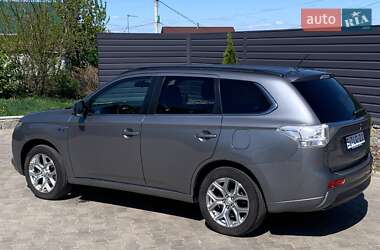 Внедорожник / Кроссовер Mitsubishi Outlander 2014 в 