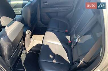 Внедорожник / Кроссовер Mitsubishi Outlander 2014 в 