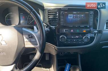 Внедорожник / Кроссовер Mitsubishi Outlander 2014 в 