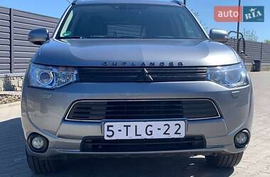 Внедорожник / Кроссовер Mitsubishi Outlander 2014 в 