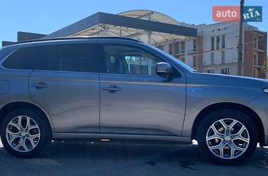 Внедорожник / Кроссовер Mitsubishi Outlander 2014 в 