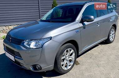 Внедорожник / Кроссовер Mitsubishi Outlander 2014 в 