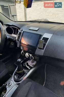 Внедорожник / Кроссовер Mitsubishi Outlander 2009 в 