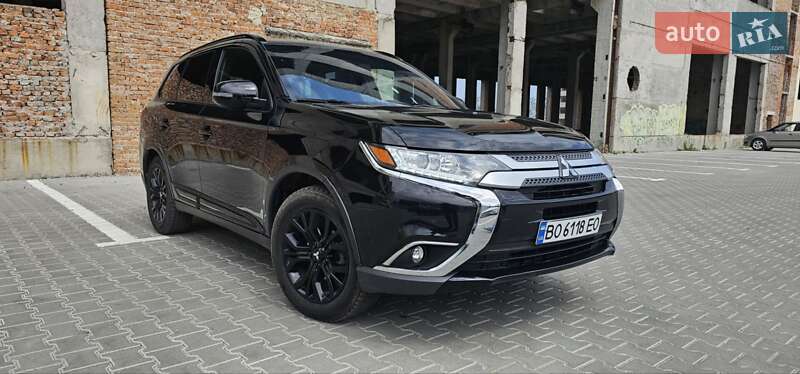 Позашляховик / Кросовер Mitsubishi Outlander 2018 в 