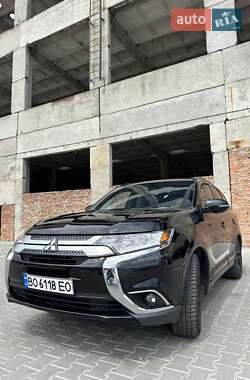 Позашляховик / Кросовер Mitsubishi Outlander 2018 в 