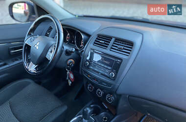 Позашляховик / Кросовер Mitsubishi Outlander 2016 в 