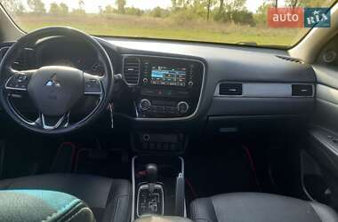 Внедорожник / Кроссовер Mitsubishi Outlander 2017 в 