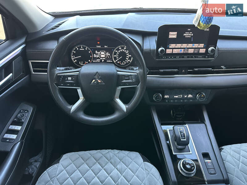 Внедорожник / Кроссовер Mitsubishi Outlander 2021 в Черноморске