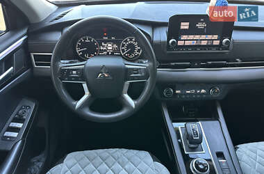 Позашляховик / Кросовер Mitsubishi Outlander 2021 в 
