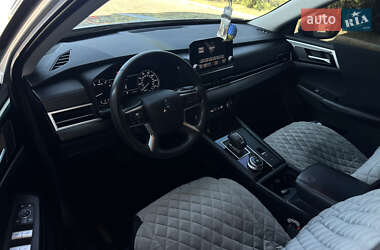 Позашляховик / Кросовер Mitsubishi Outlander 2021 в 