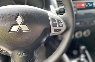Внедорожник / Кроссовер Mitsubishi Outlander 2011 в 